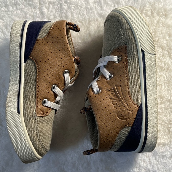 Boy's Oshkosh B'gosh worn just a couple of times - Picture 2 of 4